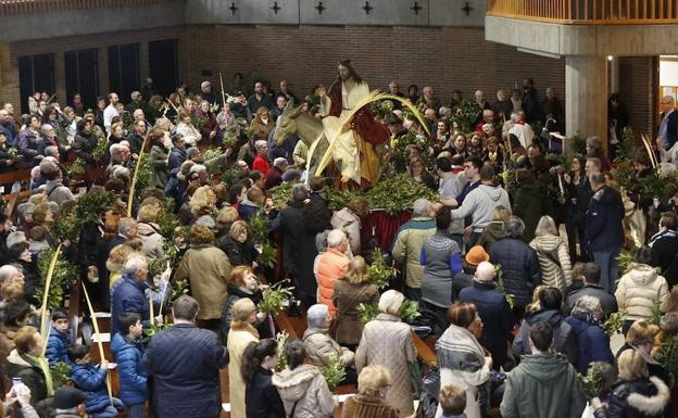 Galería. La procesión de La Borriquilla de Begoña (Gijón), en el interior de la iglesia. 