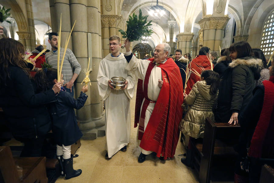 Las intensas lluvias han obligado a suspender las procesiones del Domingo de Ramos en casi todas las localidades de Asturias. Las bendiciones de los ramos se han celebrado en el interior de los templos. 