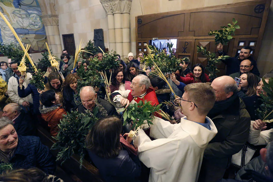 Las intensas lluvias han obligado a suspender las procesiones del Domingo de Ramos en casi todas las localidades de Asturias. Las bendiciones de los ramos se han celebrado en el interior de los templos. 