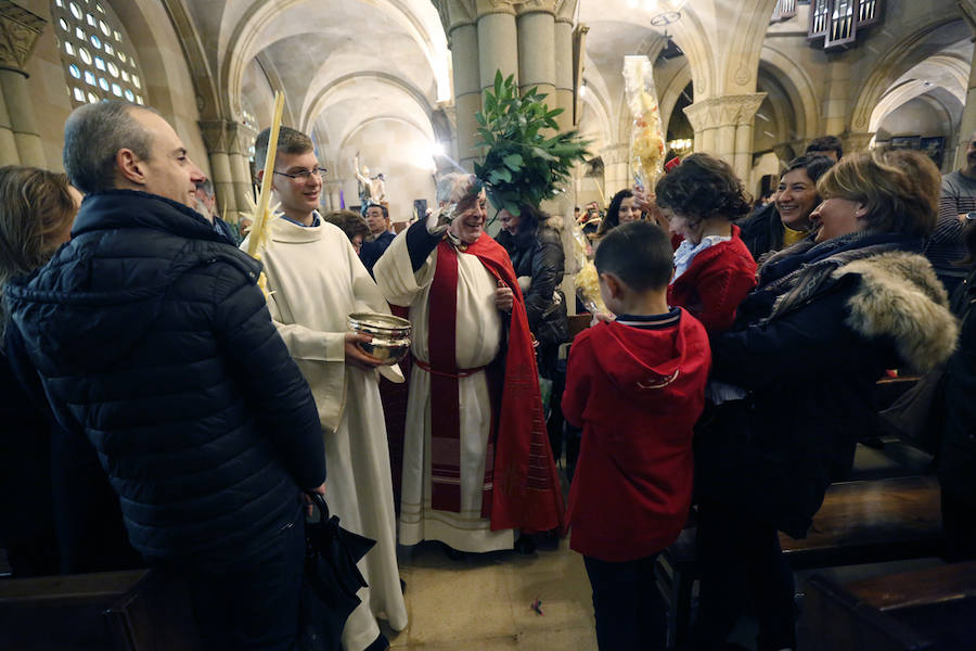 Las intensas lluvias han obligado a suspender las procesiones del Domingo de Ramos en casi todas las localidades de Asturias. Las bendiciones de los ramos se han celebrado en el interior de los templos. 