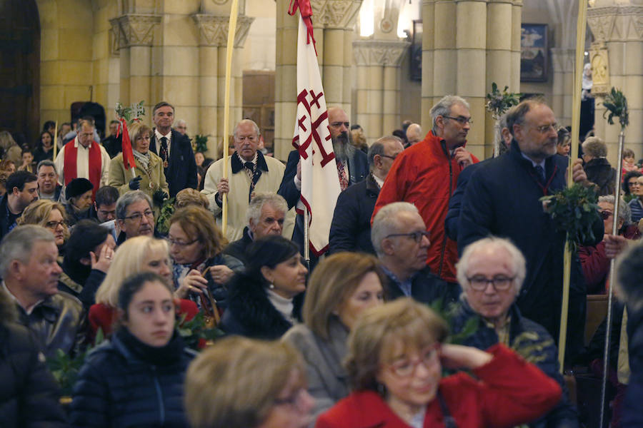 Las intensas lluvias han obligado a suspender las procesiones del Domingo de Ramos en casi todas las localidades de Asturias. Las bendiciones de los ramos se han celebrado en el interior de los templos. 