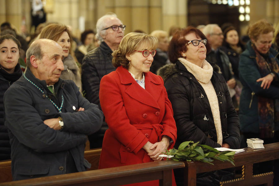 Las intensas lluvias han obligado a suspender las procesiones del Domingo de Ramos en casi todas las localidades de Asturias. Las bendiciones de los ramos se han celebrado en el interior de los templos. 