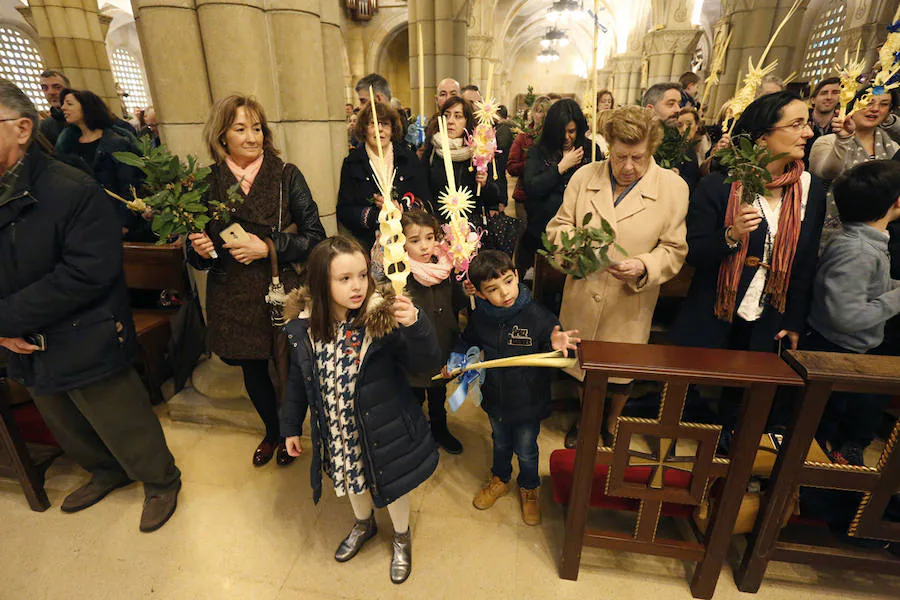 Las intensas lluvias han obligado a suspender las procesiones del Domingo de Ramos en casi todas las localidades de Asturias. Las bendiciones de los ramos se han celebrado en el interior de los templos. 