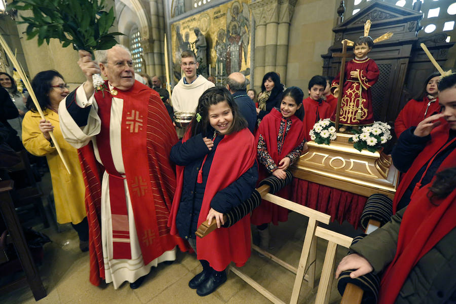 Las intensas lluvias han obligado a suspender las procesiones del Domingo de Ramos en casi todas las localidades de Asturias. Las bendiciones de los ramos se han celebrado en el interior de los templos. 