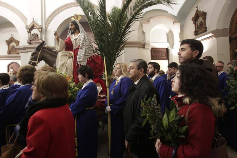 Las intensas lluvias han obligado a suspender las procesiones del Domingo de Ramos en casi todas las localidades de Asturias. Las bendiciones de los ramos se han celebrado en el interior de los templos. 