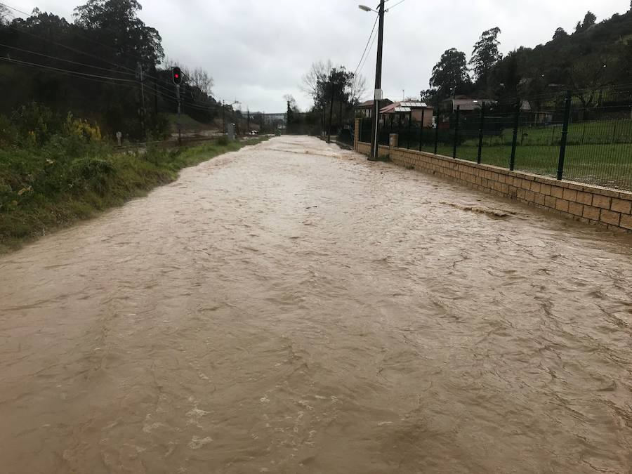 Viesques o Fontaciera son algunas de las zonas que se han visto más afectadas por las intensas precipitaciones caídas este domingo