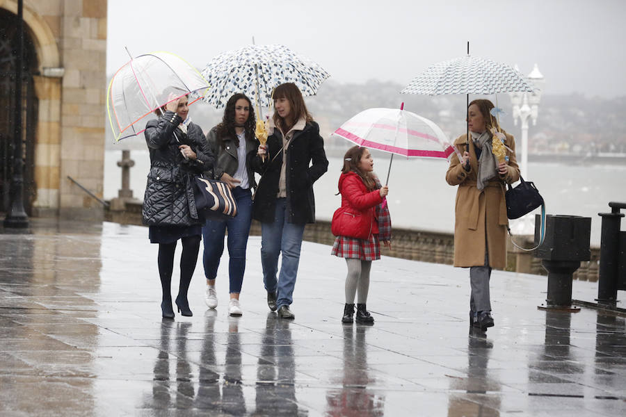 Viesques o Fontaciera son algunas de las zonas que se han visto más afectadas por las intensas precipitaciones caídas este domingo