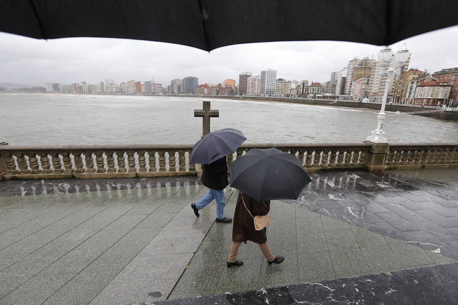 Viesques o Fontaciera son algunas de las zonas que se han visto más afectadas por las intensas precipitaciones caídas este domingo