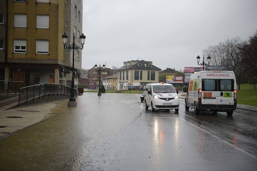 El barrio ovetense de Cerdeño ha sido uno de los más afectados por las intensas lluvias. Efectivos de bomberos se desplazaron hasta la zona para garantizar la seguridad de conductores y vecinos.