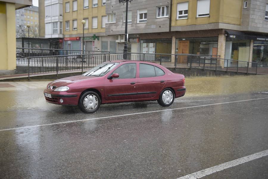 El barrio ovetense de Cerdeño ha sido uno de los más afectados por las intensas lluvias. Efectivos de bomberos se desplazaron hasta la zona para garantizar la seguridad de conductores y vecinos.