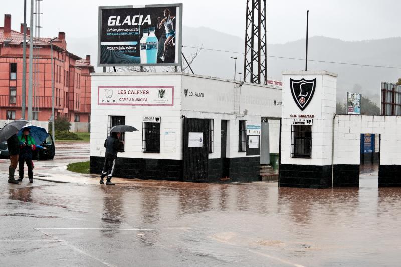 Las intensas precipitaciones han inundado varias calles del centro de Villaviciosa y han obligado a suspender el encuentro entre el Lealtad y el Mirandés, ya que el campo está completamente anegado.