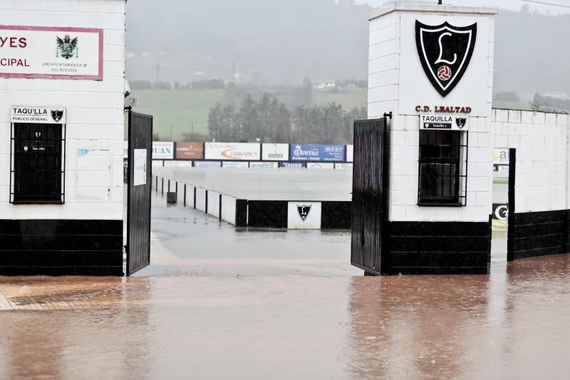 Las intensas precipitaciones han inundado varias calles del centro de Villaviciosa y han obligado a suspender el encuentro entre el Lealtad y el Mirandés, ya que el campo está completamente anegado.