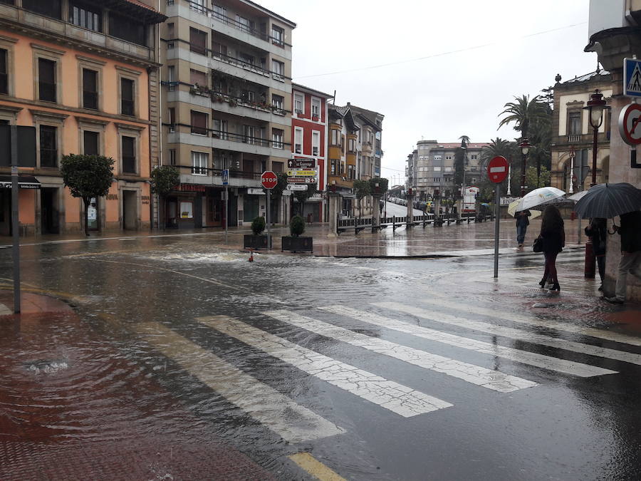 Las intensas precipitaciones han inundado varias calles del centro de Villaviciosa y han obligado a suspender el encuentro entre el Lealtad y el Mirandés, ya que el campo está completamente anegado.