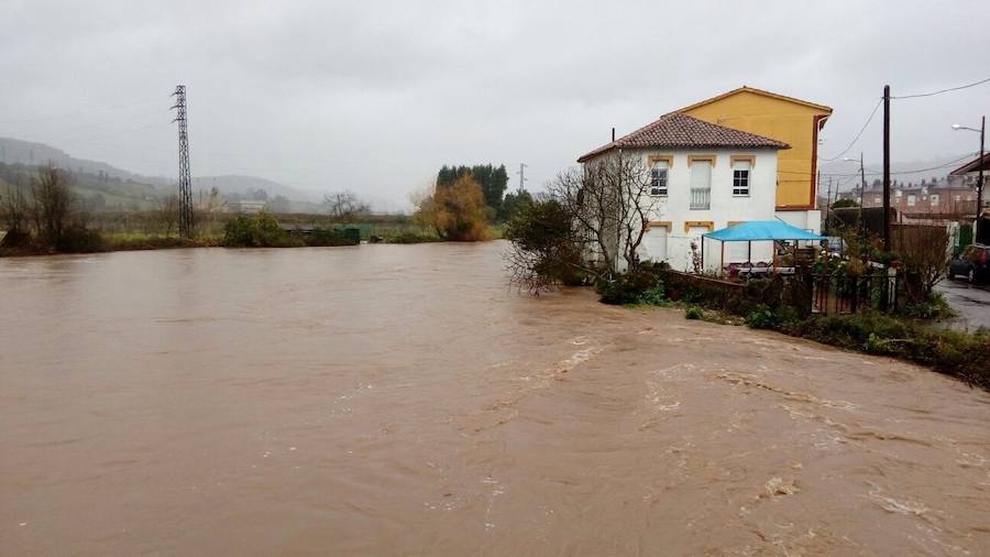 Las intensas precipitaciones han inundado varias calles del centro de Villaviciosa y han obligado a suspender el encuentro entre el Lealtad y el Mirandés, ya que el campo está completamente anegado.