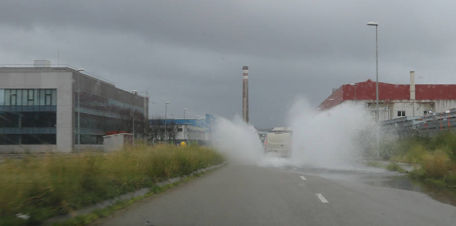 Las intensas y constantes lluvias de este domingo han ocasionado inundaciones en varios puntos del Principado, que ha activado el nivel de prealerta en fase 2