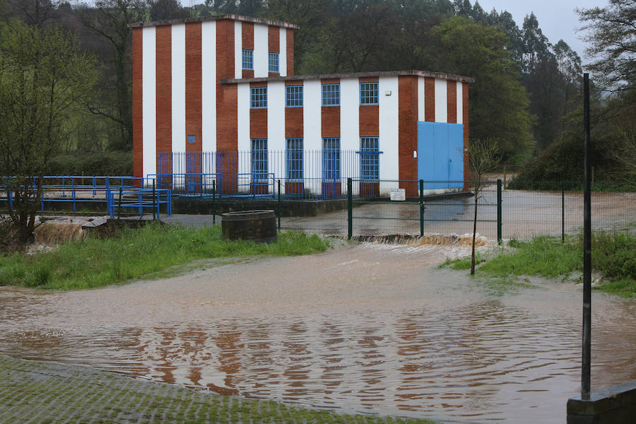 Las intensas y constantes lluvias de este domingo han ocasionado inundaciones en varios puntos del Principado, que ha activado el nivel de prealerta en fase 2