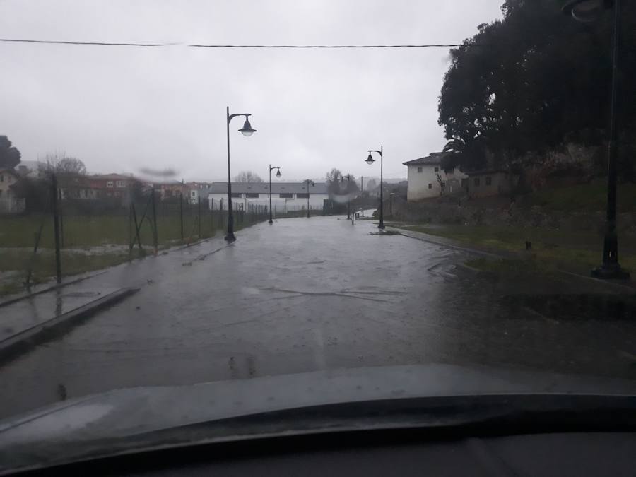 Las intensas y constantes lluvias de este domingo han ocasionado inundaciones en varios puntos del Principado, que ha activado el nivel de prealerta en fase 2