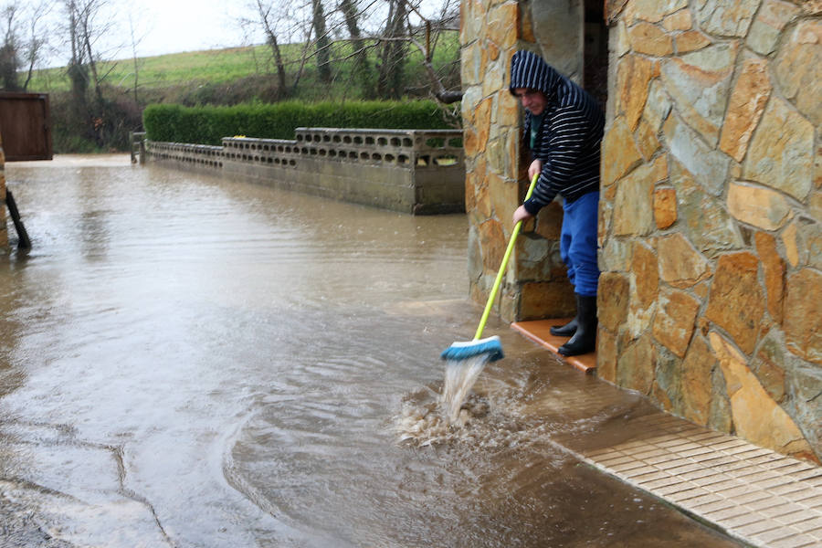 Las intensas y constantes lluvias de este domingo han ocasionado inundaciones en varios puntos del Principado, que ha activado el nivel de prealerta en fase 2