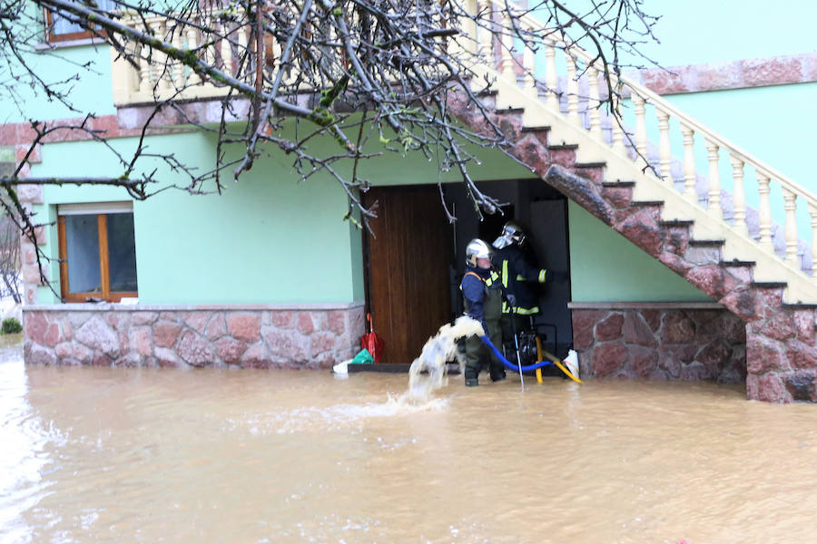 Las intensas y constantes lluvias de este domingo han ocasionado inundaciones en varios puntos del Principado, que ha activado el nivel de prealerta en fase 2