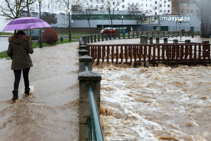 Las intensas y constantes lluvias de este domingo han ocasionado inundaciones en varios puntos del Principado, que ha activado el nivel de prealerta en fase 2