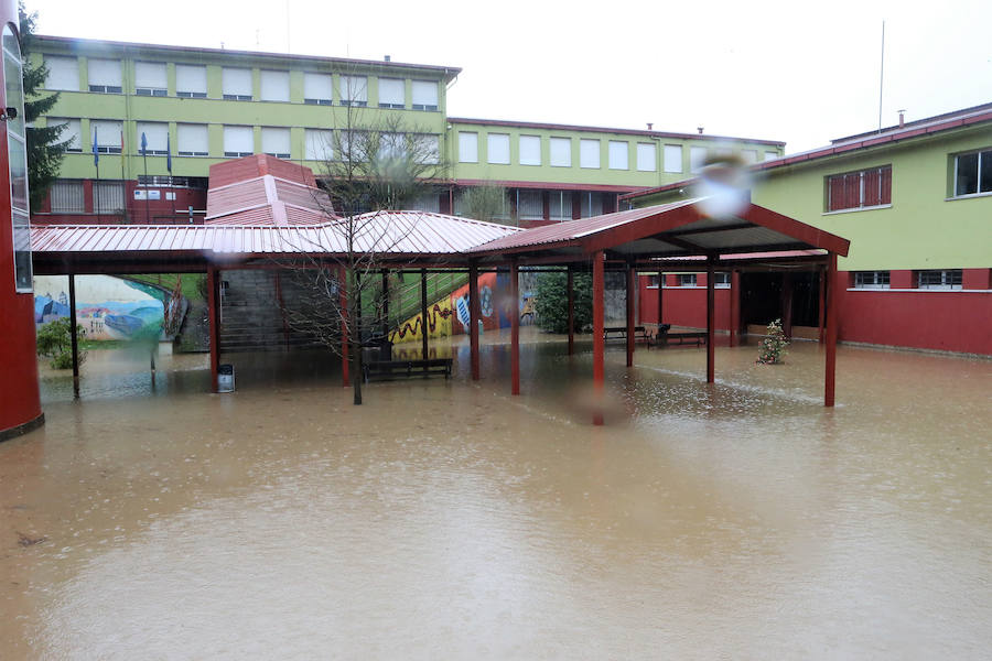 Las intensas y constantes lluvias de este domingo han ocasionado inundaciones en varios puntos del Principado, que ha activado el nivel de prealerta en fase 2