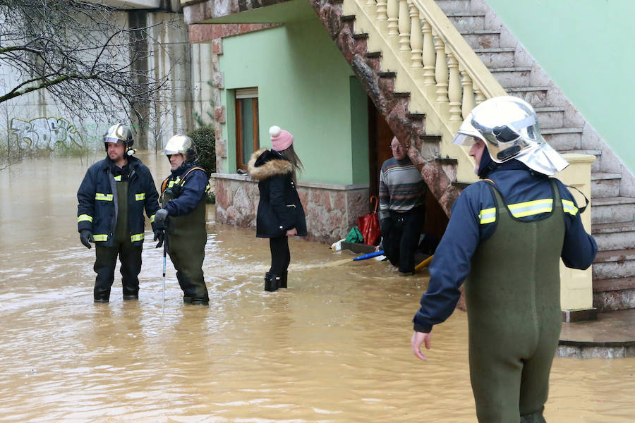 Las intensas y constantes lluvias de este domingo han ocasionado inundaciones en varios puntos del Principado, que ha activado el nivel de prealerta en fase 2