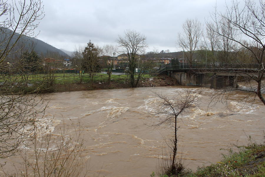 Las intensas y constantes lluvias de este domingo han ocasionado inundaciones en varios puntos del Principado, que ha activado el nivel de prealerta en fase 2