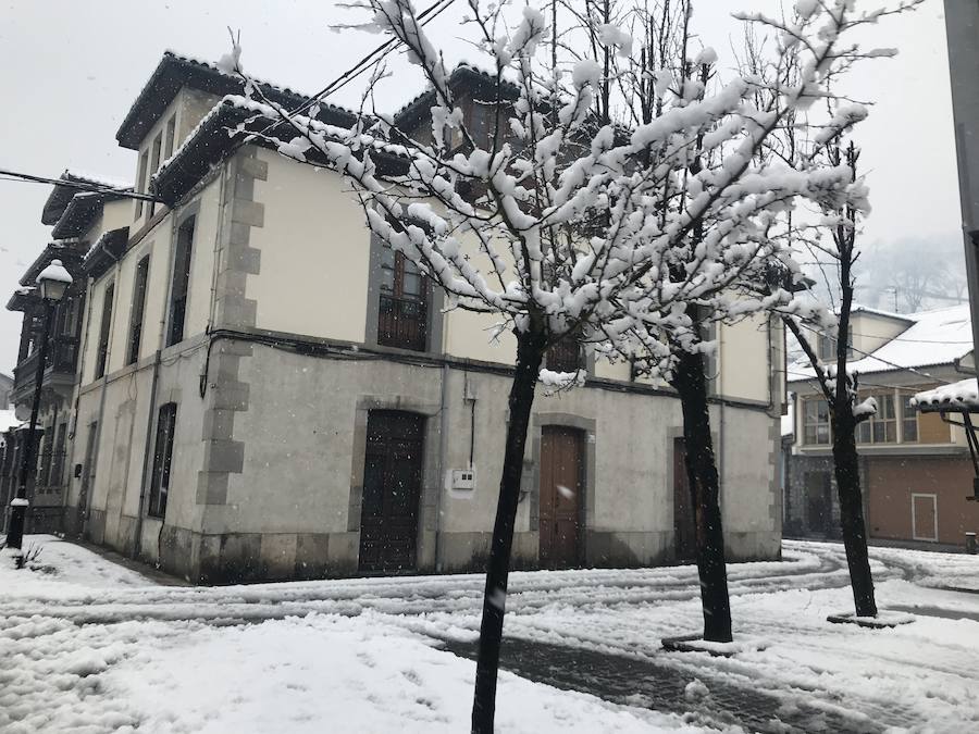 Las intensas y constantes lluvias de este domingo han ocasionado inundaciones en varios puntos del Principado, que ha activado el nivel de prealerta en fase 2