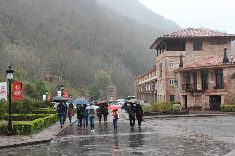 Las intensas y constantes lluvias de este domingo han ocasionado inundaciones en varios puntos del Principado, que ha activado el nivel de prealerta en fase 2