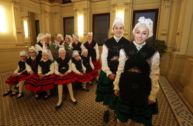 La Xana, Luz Quiles López y la Xanina, Irene Pérez Cortés, fueron elegidas en el Teatro Palacio Valdés en la tradicional gala que da inicio a las fiestas.