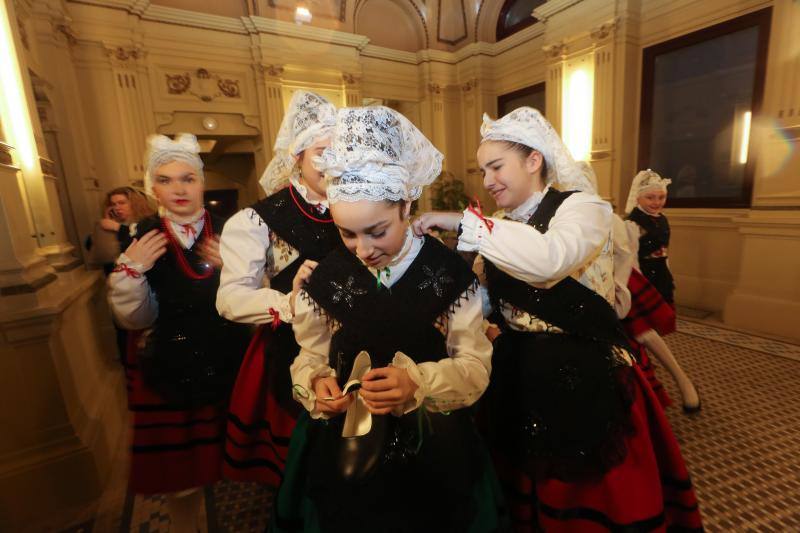 La Xana, Luz Quiles López y la Xanina, Irene Pérez Cortés, fueron elegidas en el Teatro Palacio Valdés en la tradicional gala que da inicio a las fiestas.