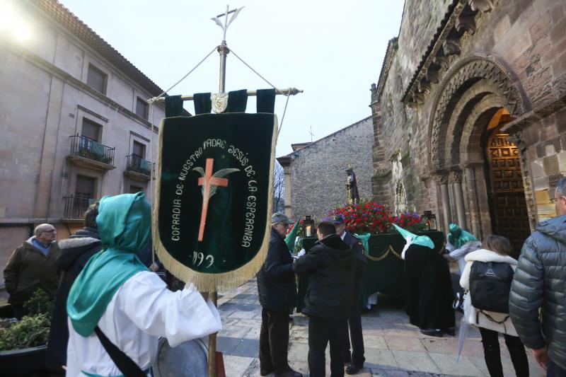 El tiempo permitió salir a la procesión de Jesús Cautivo, primera de la Semana Santa de Avilés de este año, que recorrió el casco histórico