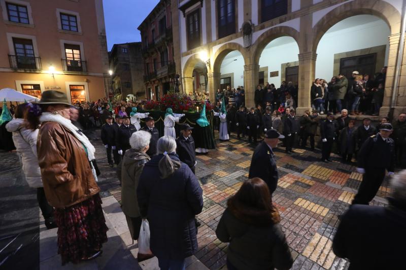 El tiempo permitió salir a la procesión de Jesús Cautivo, primera de la Semana Santa de Avilés de este año, que recorrió el casco histórico