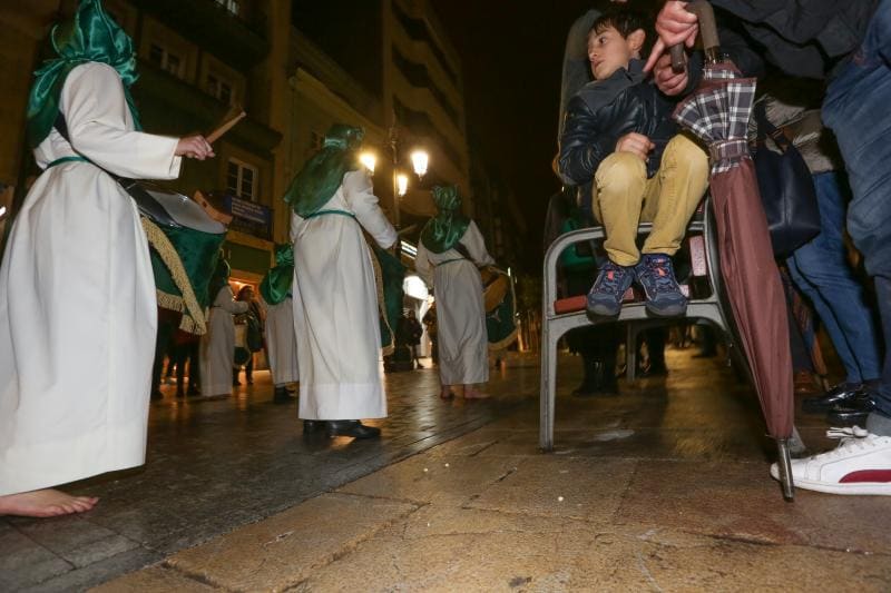 El tiempo permitió salir a la procesión de Jesús Cautivo, primera de la Semana Santa de Avilés de este año, que recorrió el casco histórico