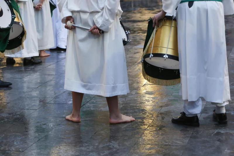 El tiempo permitió salir a la procesión de Jesús Cautivo, primera de la Semana Santa de Avilés de este año, que recorrió el casco histórico