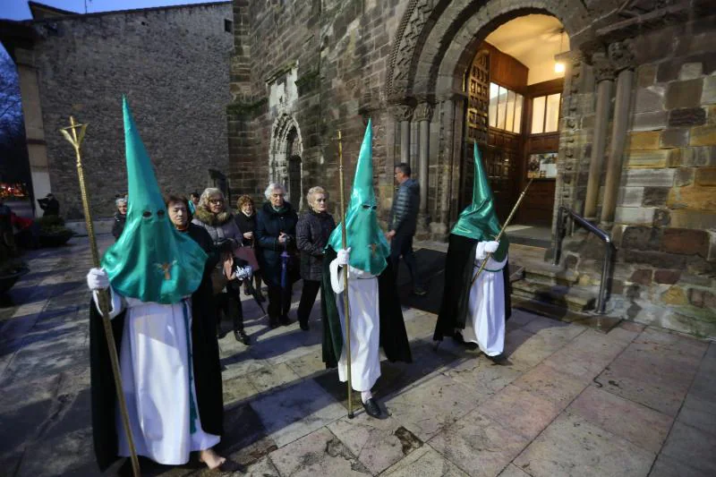 El tiempo permitió salir a la procesión de Jesús Cautivo, primera de la Semana Santa de Avilés de este año, que recorrió el casco histórico