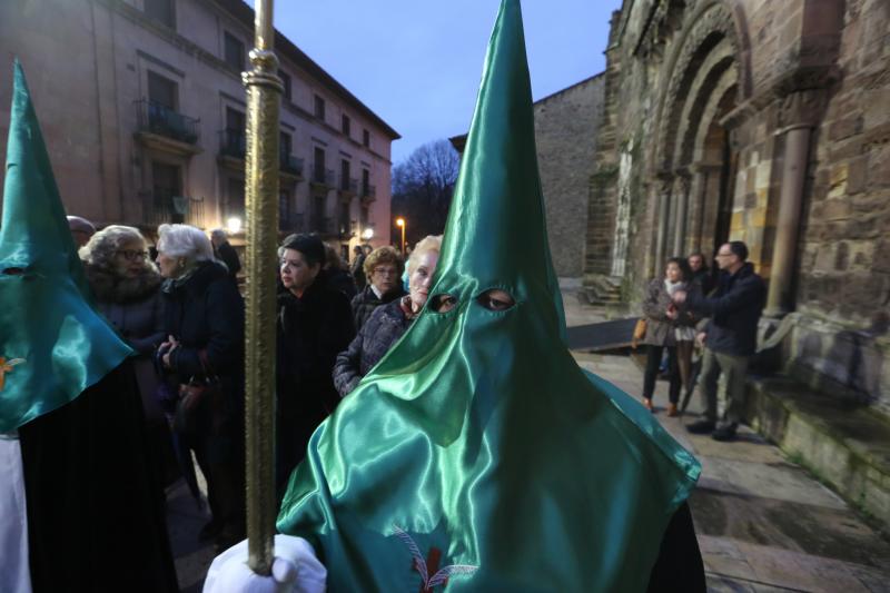 El tiempo permitió salir a la procesión de Jesús Cautivo, primera de la Semana Santa de Avilés de este año, que recorrió el casco histórico