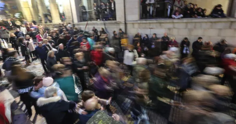 El tiempo permitió salir a la procesión de Jesús Cautivo, primera de la Semana Santa de Avilés de este año, que recorrió el casco histórico