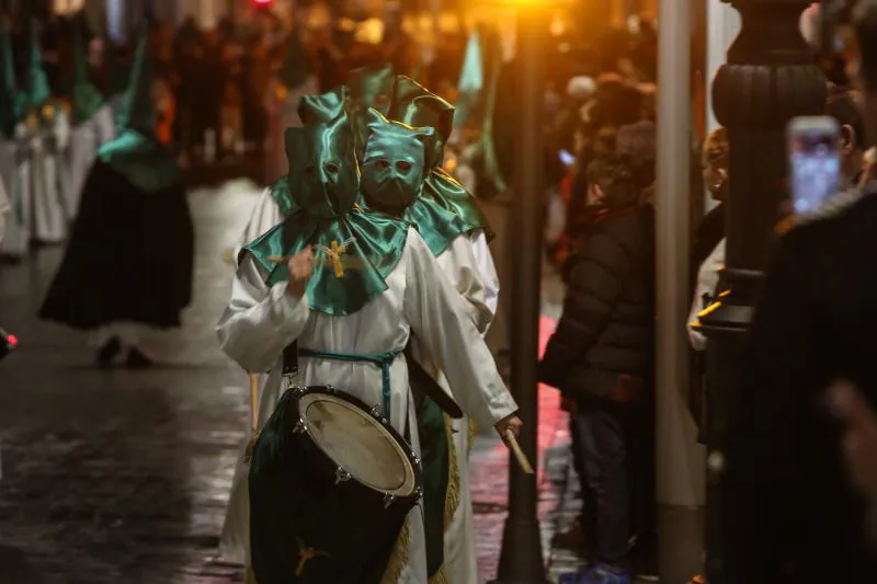 El tiempo permitió salir a la procesión de Jesús Cautivo, primera de la Semana Santa de Avilés de este año, que recorrió el casco histórico