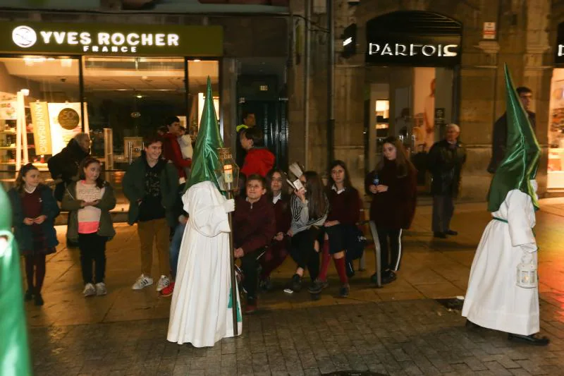 El tiempo permitió salir a la procesión de Jesús Cautivo, primera de la Semana Santa de Avilés de este año, que recorrió el casco histórico