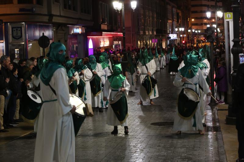 El tiempo permitió salir a la procesión de Jesús Cautivo, primera de la Semana Santa de Avilés de este año, que recorrió el casco histórico