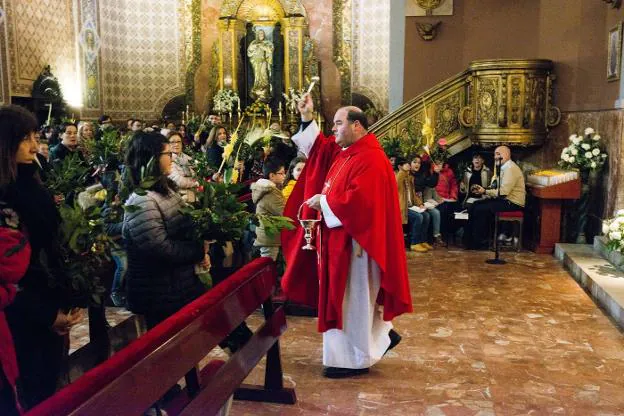 La bendición se trasladó en Ribadesella al interior de la iglesia de Santa María Magdalena. 