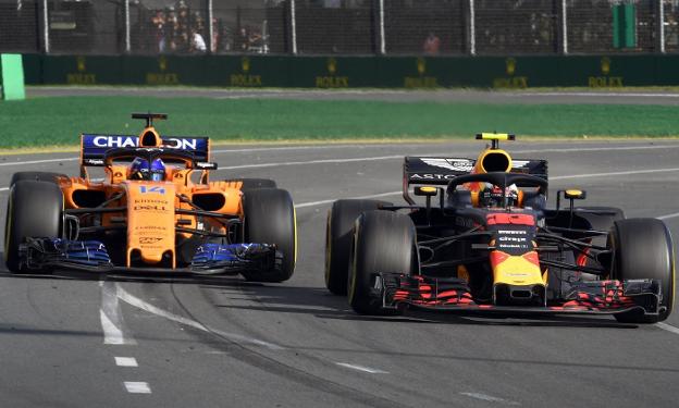 El McLaren de Alonso, emparejado con el Red Bull de Verstappen, durante el pulso que mantuvieron en Albert Park. 