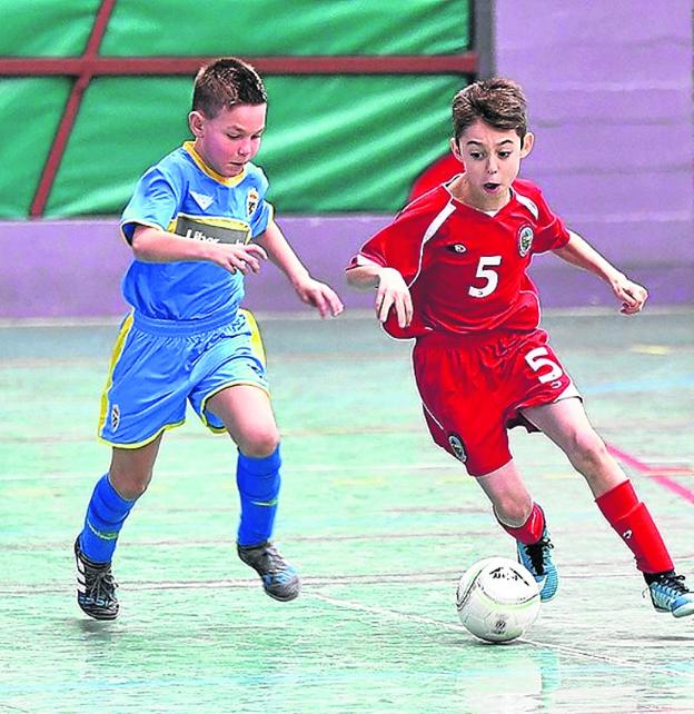 El asturiano Enzo presiona al madrileño Mario en la final. 