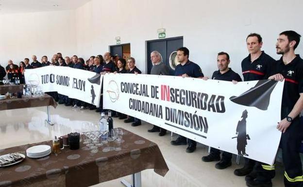 Una veintena de bomberos, con las pancartas de protesta durante el acto institucional que tuvo lugar en el edificio de Seguridad Ciudadana de Rubín el pasdo 9 de marzo. 