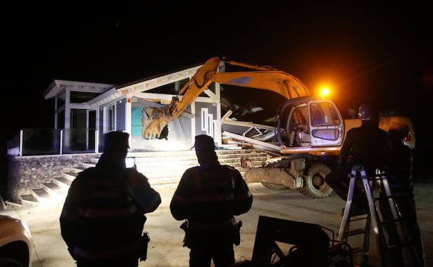 El chalet, durante la demolición.