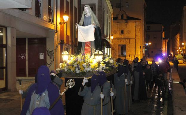 Imagen de la Verónica porteada por mujeres de la Hermandad de la Santa Vera Cruz en Cimavilla.