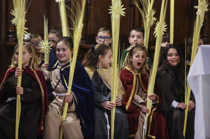 Las intensas lluvias han obligado a suspender las procesiones del Domingo de Ramos en casi todas las localidades de Asturias. Las bendiciones de los ramos se han celebrado en el interior de los templos. 