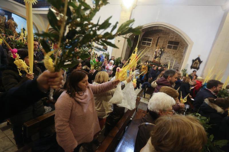 Las intensas lluvias han obligado a suspender las procesiones del Domingo de Ramos en casi todas las localidades de Asturias. Las bendiciones de los ramos se han celebrado en el interior de los templos. 