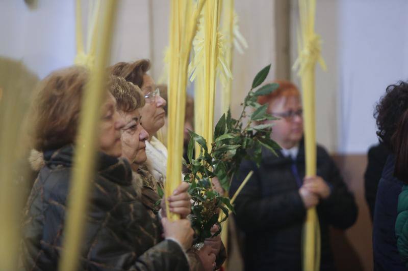 Las intensas lluvias han obligado a suspender las procesiones del Domingo de Ramos en casi todas las localidades de Asturias. Las bendiciones de los ramos se han celebrado en el interior de los templos. 